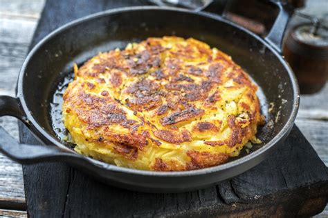 Tradicinis šveicariškas Rösti blynas keptuvėje