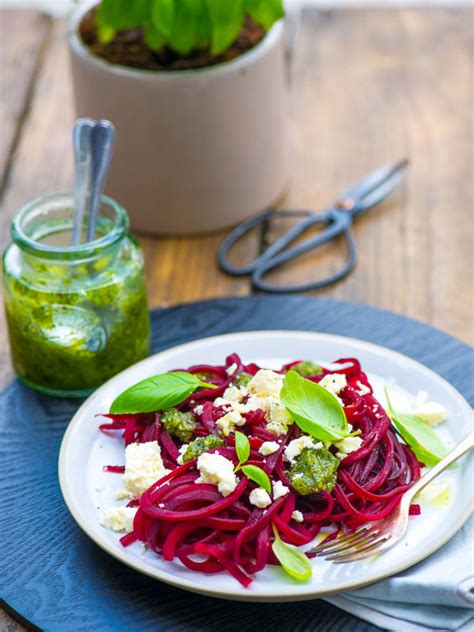 Burokėlių spagečiai su ožkos sūriu ir pesto