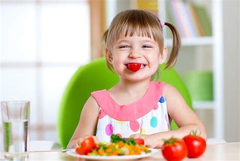 Vaikas valgo sriubą