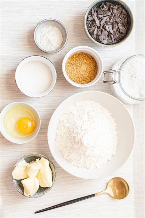 sausainių su šokolado gabaliukais ingredientai