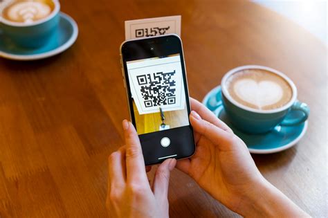 Žmonės naudojasi QR kodų meniu