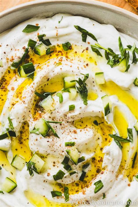Tzatziki su įvairiomis daržovėmis ir pita duona