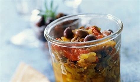 Šviežia baklažanų ikra ant juodos duonos