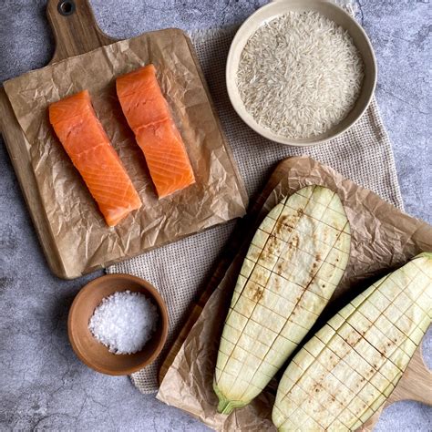 Procesas gaminant salotas su kepta lašiša ir baklažanais