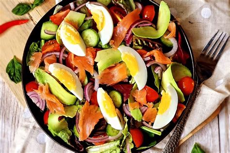 Paruoštos salotos su rūkyta lašiša