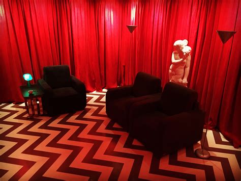 „Black Lodge Cafe Speakeasy“ interjeras su raudonomis užuolaidomis