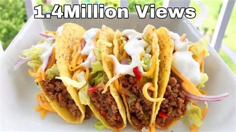 Taco lėkštėje su kukurūzų tortilijomis ir įdaru
