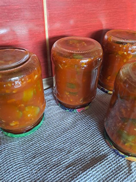 Žiemai konservuotos daržovės stiklainiuose
