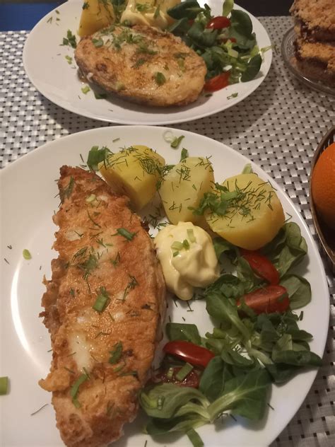 Lėkštė su keptu starkiu, virtomis bulvėmis ir salotomis