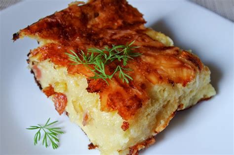 Bulvių plokštainis su spirgučių ir grietinės padažu