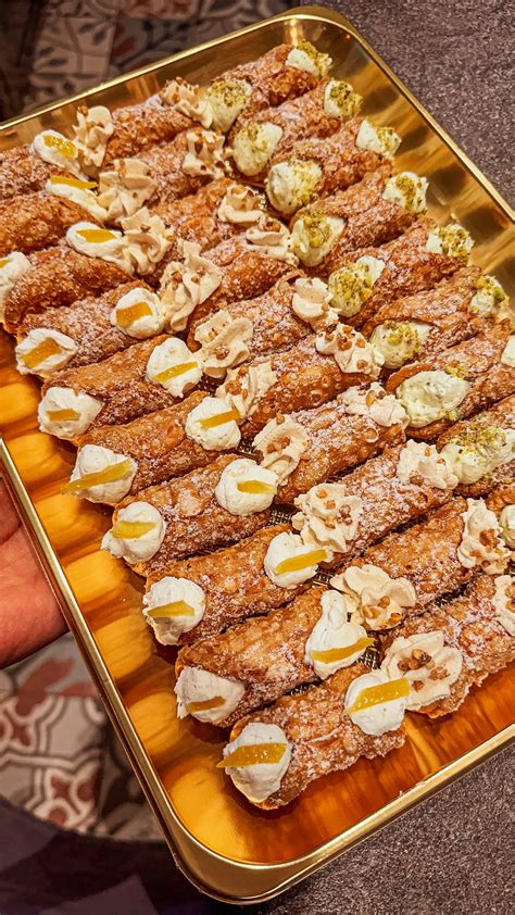 Sicilietiški Cannoli desertai