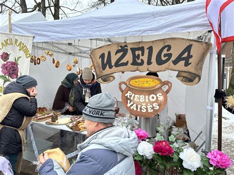 Užgavėnių stalas su blynais ir Morės simboliu