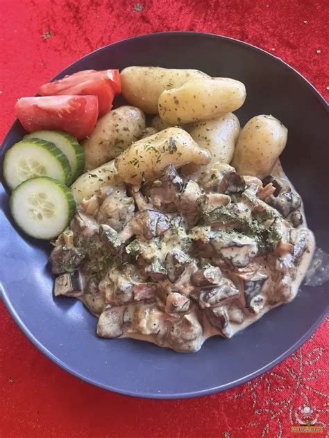 Švieži grybai ir daržovės troškiniui