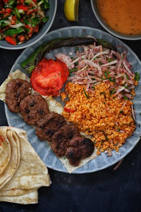 Lėkštė su Izgara Kofte, pita ir įvairiomis salotomis