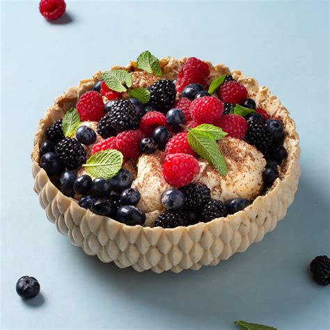 Ledų tortas su šviežiomis uogomis ir sausainių trupiniais