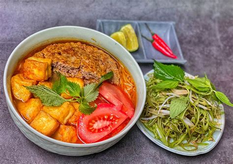 Bún riêu cua sriuba su krabų mase