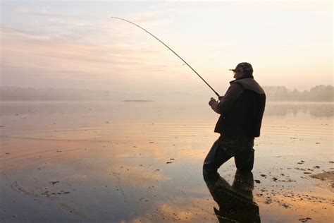Žvejys su paruošta meškere