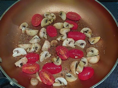 Ingredientai kinu sriubai su baltaisiais grybais ir pomidorais