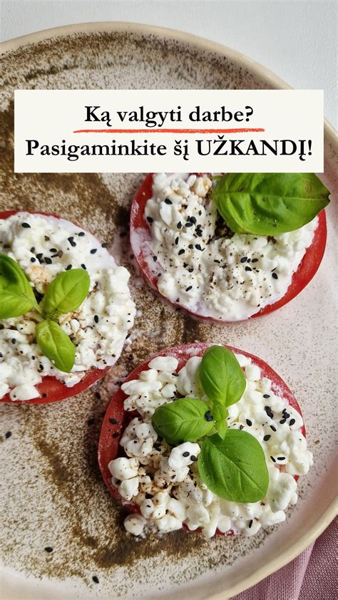 Lėkštė su ką tik iškeptais auksiniais varškės sausainiais