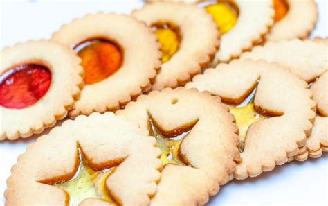 Vitražiniai sausainiai su spalvotais saldainių langeliais