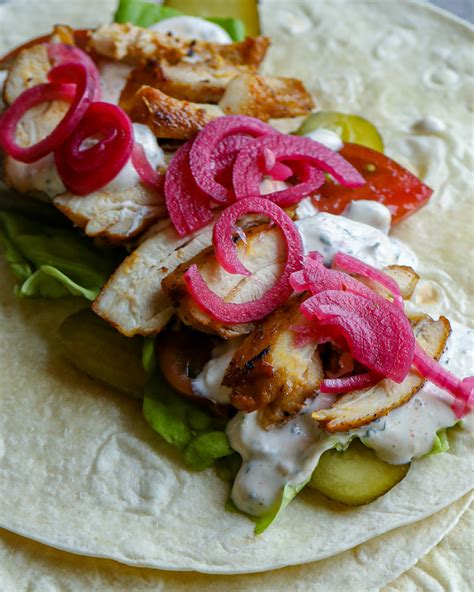 Naminis kebabas lavaše su šviežiomis daržovėmis