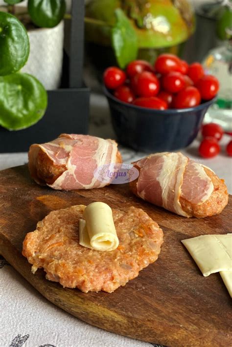 Grilyje kepti kotletai su šonine ir garnyrais