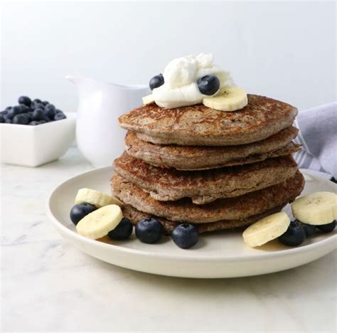 grikių blynai su bananais ir uogomis