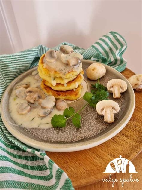 grikių blynai su pievagrybių padažu ir šonine