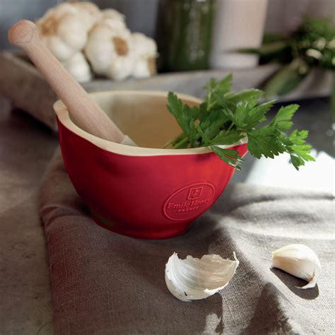Tradicinė pesto gamyba grūstuvu ir piestu