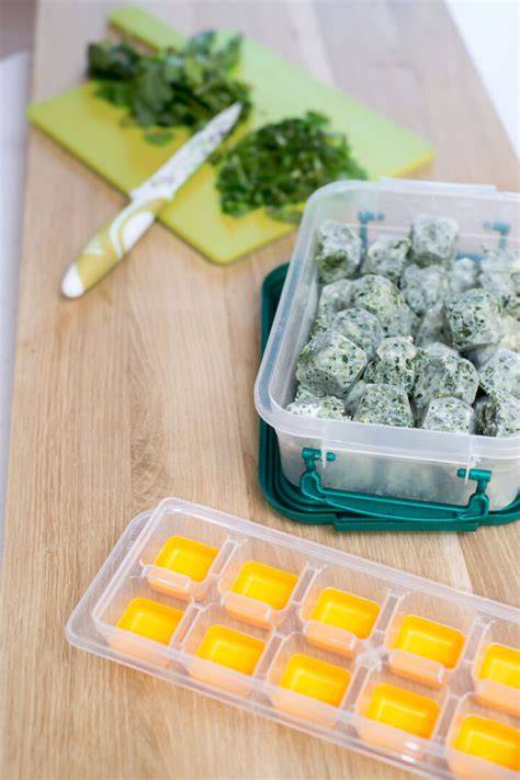 Užšaldyti pesto kubeliai ledukų formelėse