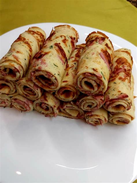 Pasaulio patiekalai su dešra ir tešla