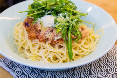 Paruošti spagečiai su tunu ir rukola