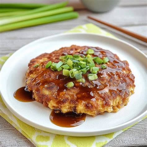 paruoštas Egg Foo Young su padažu ir ryžiais