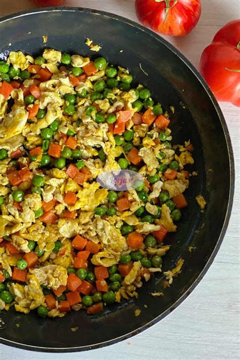 Wok keptuvėje paruošti kepti ryžiai su daržovėmis ir kiaušiniu