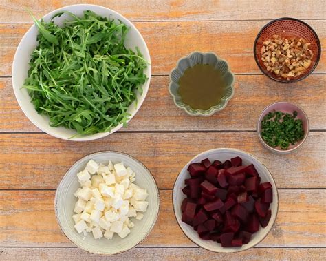 Visi ingredientai burokėlių pyragui