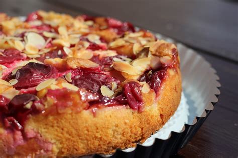 Pyragas su slyvomis ir migdolais