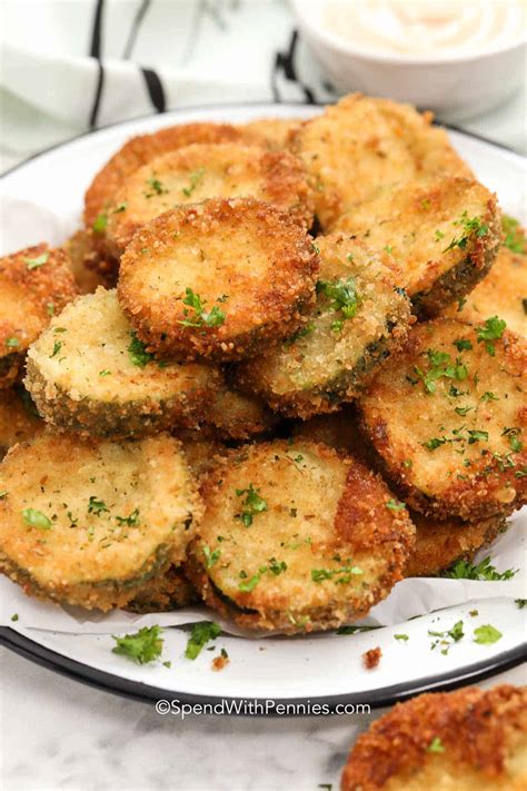 Keptos cukinijos su padažu lėkštėje