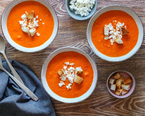 Šaltos pomidorų sriubos gazpacho su duonos skrebučiais lėkštėje