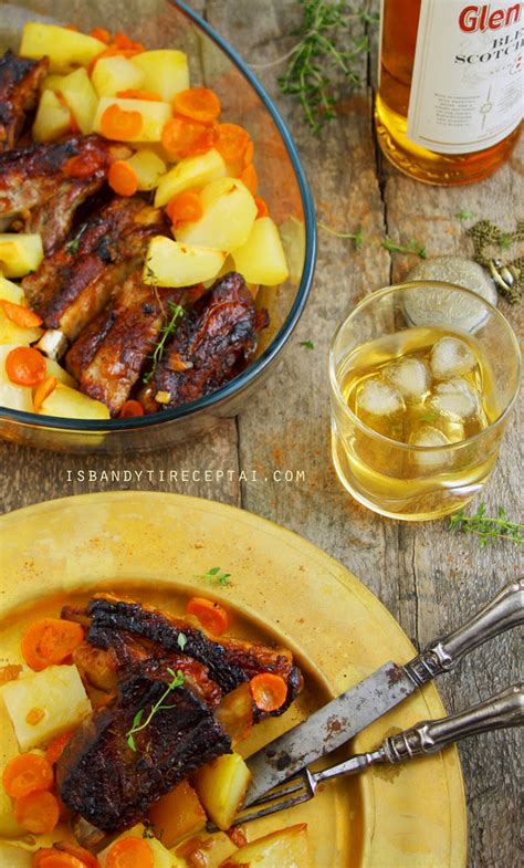 Ingredientai kiaulienos troškiniui su viskiu