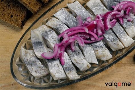 Silkė su aliejuje kepintais svogūnais ir džiovintais baravykais