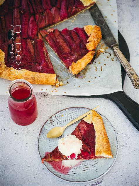 Rabarbarų galette su lazdyno riešutais