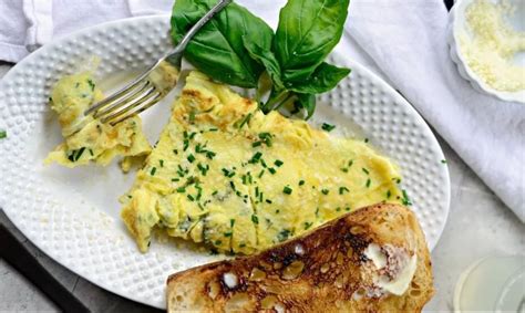 Omletas su sūriu puodelyje