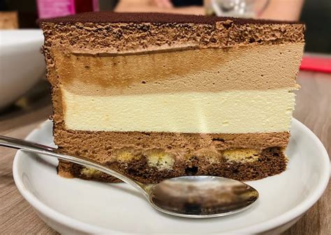 Keturių šokoladų tortas