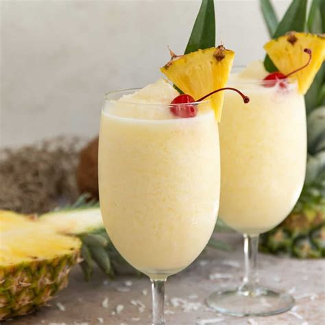 Pina Colada kokteilio taurė su ananasu ir vyšnia