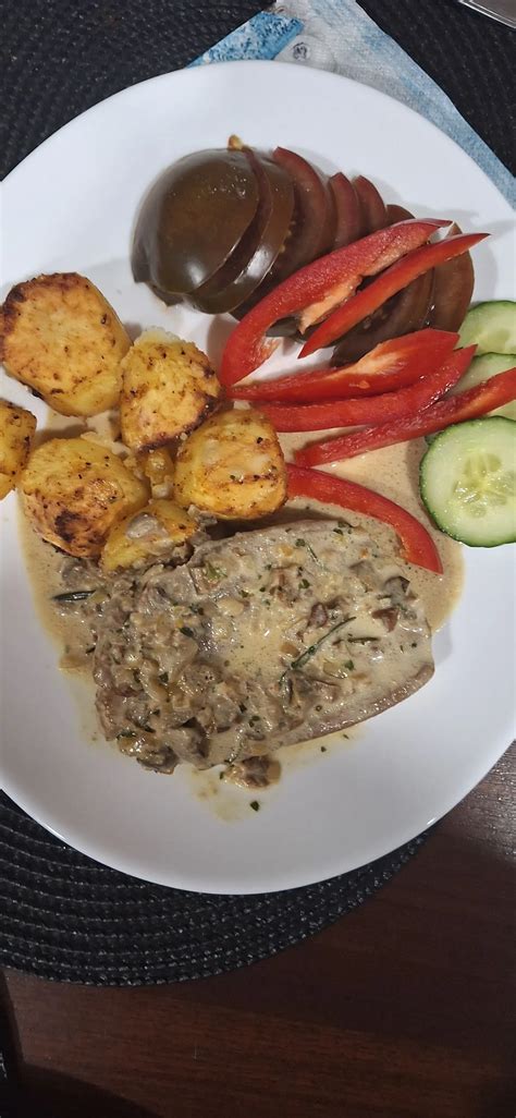 Jautienos papilvės kepsnys su žolelių padažu ir daržovėmis