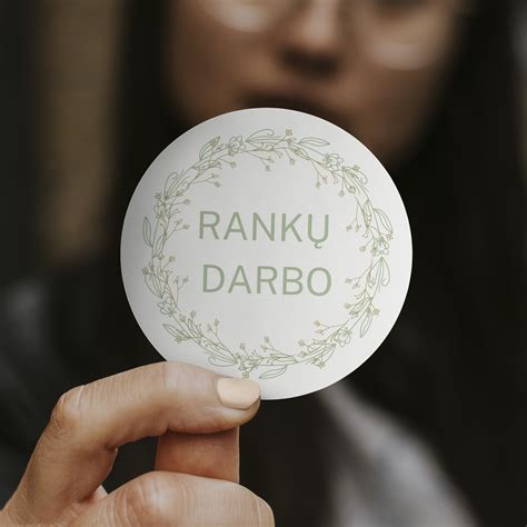 Tortas su rankų darbo popierinėmis dekoracijomis
