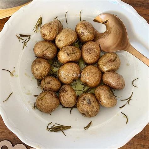 Keptos bulvės su rozmarinu