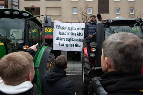 Vynuogyno apžvalga su traktoriais ir vynuogėmis