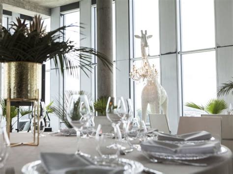 Elegantiškai paruoštas stalas degustacijai renginių erdvėje