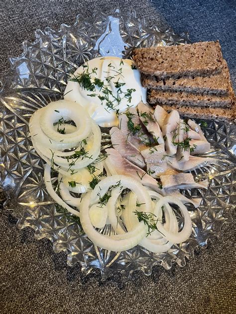 Tradiciniai lietuviški cepelinų padažai: spirgučiai su grietine ir svogūnais